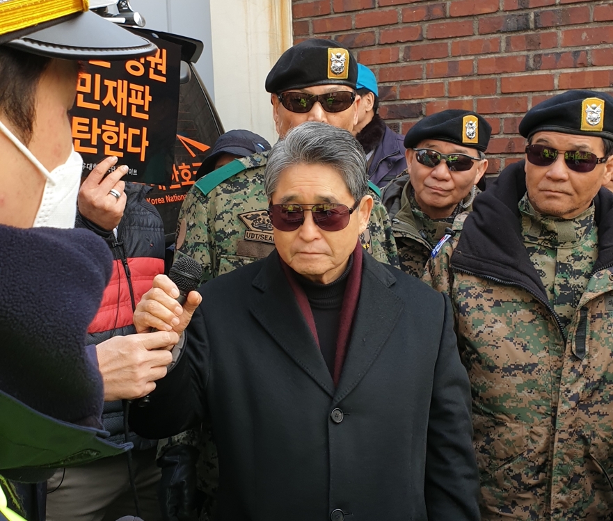 전두환 자택 앞 집회 참석한 지만원씨