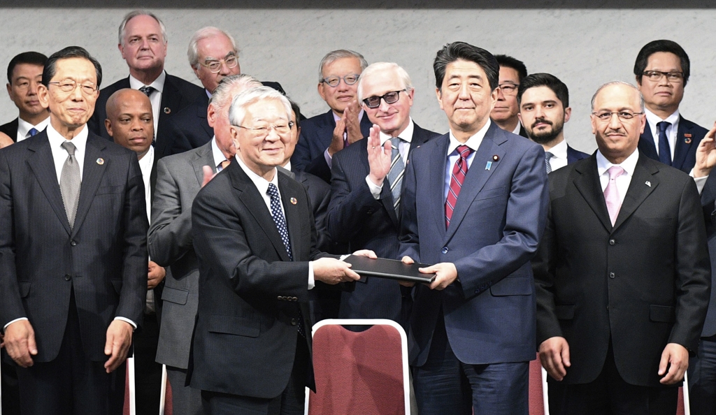 지난 15일 게이단렌 회관에서 끝난 B20 도쿄 서밋에서 채택된 공동제언을 나카니시 히로아키 게이단렌 회장(B20 의장)이 오사카 G20 의장인 아베 총리에게 전달하고 있다. [교도=연합뉴스] 