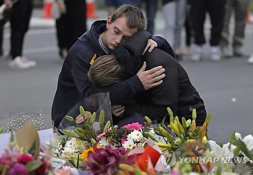 슬픔에 젖은 뉴질랜드 총격테러 희생자 추모객들