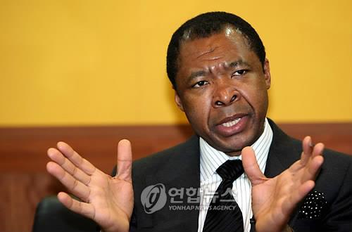 2008년 광주비엔날레 총감독으로 활동하던 당시의 오쿠이 엔위저