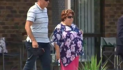 경찰의 가옥 수색으로 집을 떠나는 브렌턴 태런트의 어머니