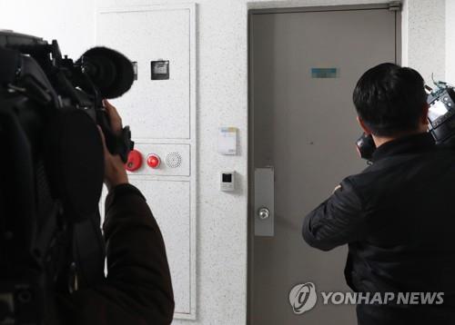 '청담동 주식부자' 이희진 부모 피살 (안양=연합뉴스) 홍기원 기자 = 불법 주식거래 및 투자유치 혐의로 구속기소 된 '청담동 주식 부자' 이희진(33) 씨의 부모가 살해된 채 발견됐다. 18일 경기 안양동안경찰서에 따르면 지난 16일 오후 6시께 이 씨의 아버지 A 씨는 평택의 한 창고에서, 이 씨의 어머니 B 씨는 안양 자택에서 각각 숨진 채 발견됐다. 사진은 사건 장소인 경기도 안양의 한 아파트 모습. 2019.3.18