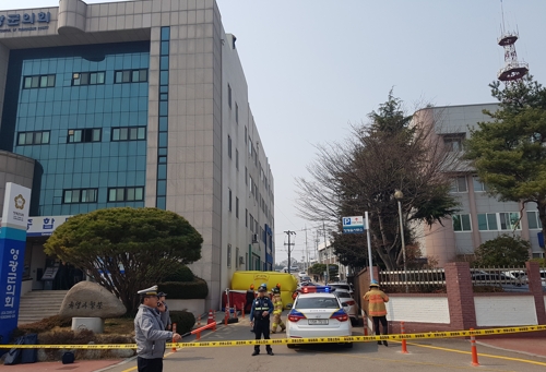 군청 옥상서 투신소동