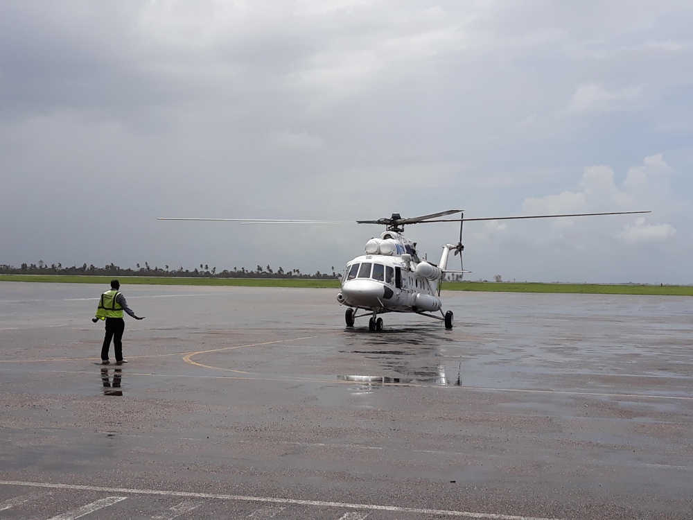 모잠비크 베이라 국제공항 활주로의 WFP 구호헬기