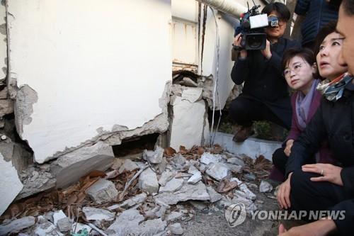 지진 피해 아파트 둘러보는 나경원