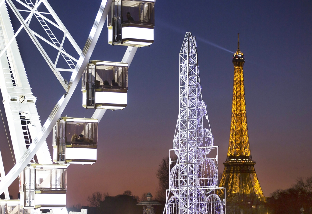 (파리 EPA=연합뉴스) 2012년 12월 크리스마스를 앞두고 주변 건물들과 함께 조명 밝힌 에펠탑