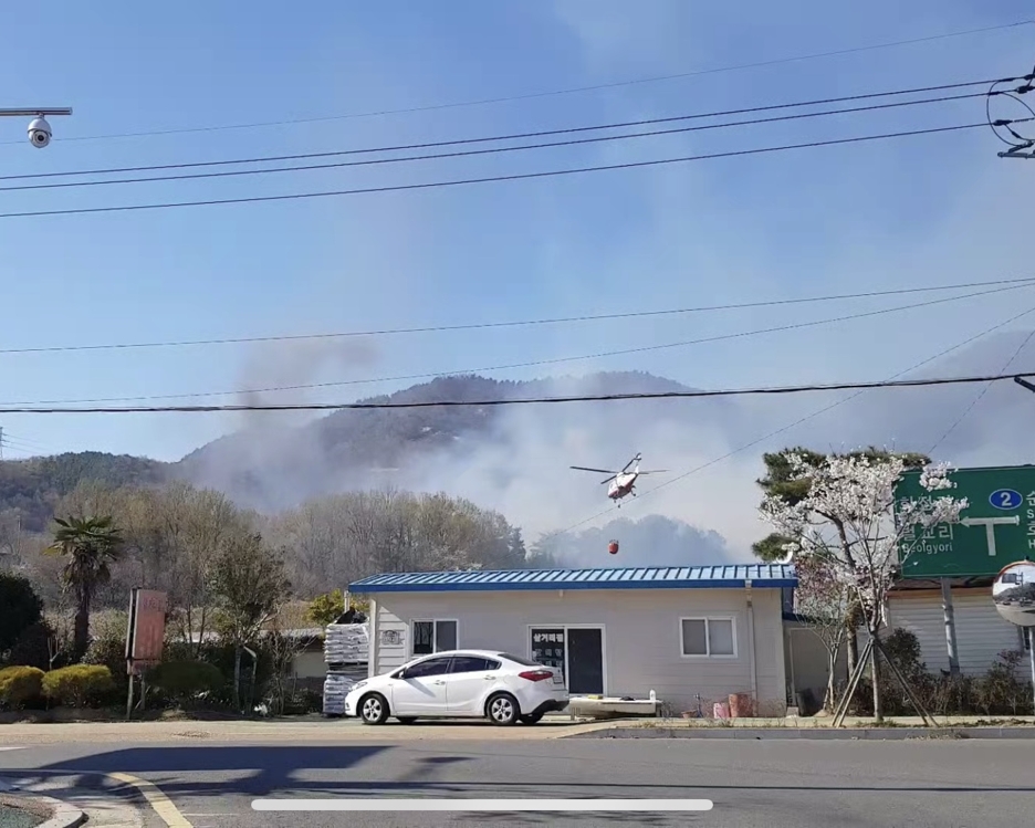 보성 제석산 자락 산불…헬기 진화