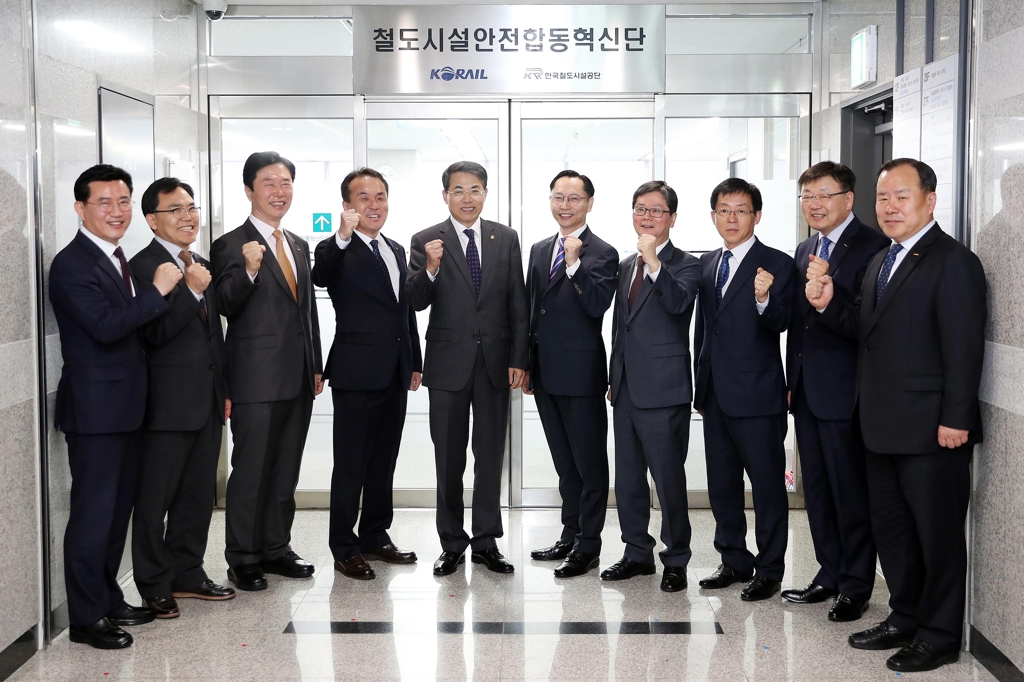 기념촬영 하는 관계자들