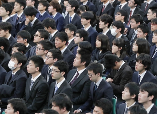12일 닛폰부도칸에서 열린 도쿄대학 입학식 광경. 대부분 검정 양복에 흰색 셔츠다 / 교도=연합뉴스