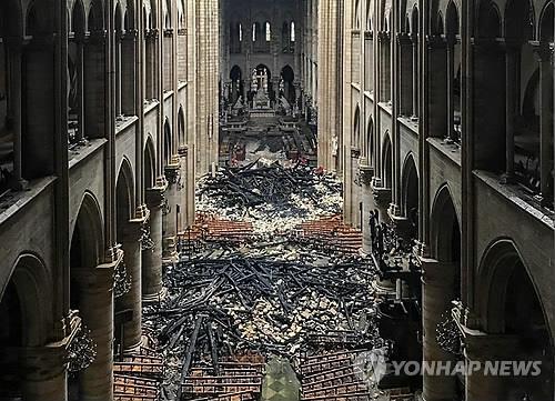 (파리 AFP=연합뉴스) 16일(현지시간) 프랑스 파리의 노트르담 대성당 내부에 전날 발생한 화재로 인한 잔해가 무더기로 쌓여 있다. leekm@yna.co.kr