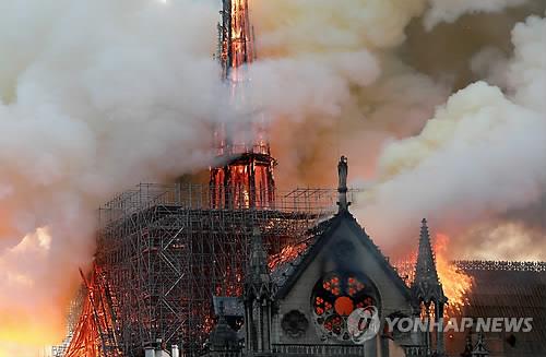 (파리 로이터=연합뉴스) 프랑스 파리의 상징으로 최대 관광명소의 하나인 노트르담 대성당이 15일(현지시간) 발생한 화재로 불길과 연기에 휩싸여 있다. ymarshal@yna.co.kr