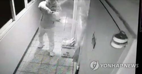 아파트 입구에 오물 투척하는 안씨