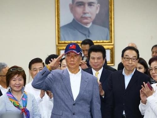대선 출마선언 후 경례하는 궈타이밍