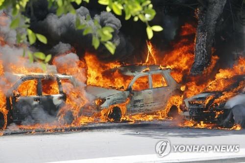 17일(현지시간) 소말리아 수도 모가디슈에서 차량 폭탄 테러가 발생해 근처에 있던 차들이 불길에 휩싸였다[AP=연합뉴스] 