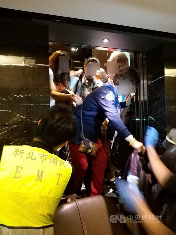 갇힌 엘리베이터에서 구조되는 시민들
