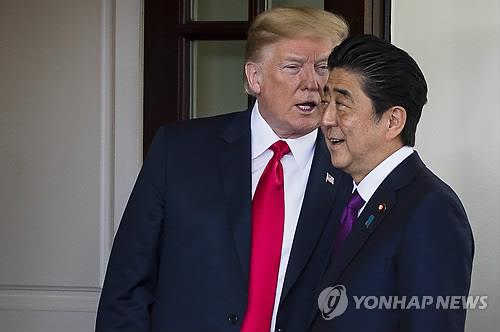 2018년 6월 백악관을 찾은 아베 신조 총리에게 도널드 트럼프 대통령이 귀엣말을 하고 있다. [EPA=연합뉴스)