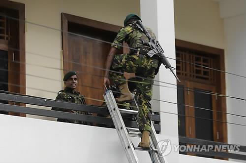 스리랑카 폭발 용의자 은신처 추정 가옥으로 들어가는 특공대. [AP=연합뉴스]