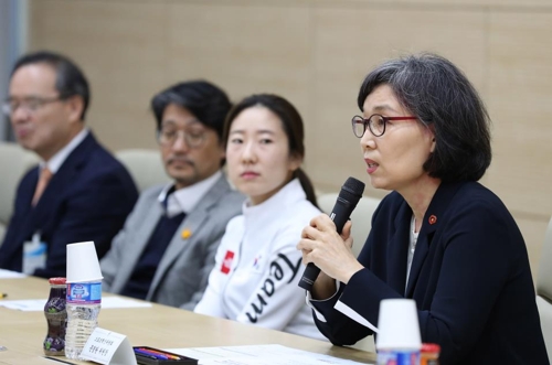 진천선수촌에서 운영 현황을 듣기 전 인사말하는 문경란 스포츠혁신위원장