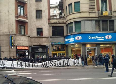 이탈리아 프로축구 라치오의 극우 팬클럽이 24일 이탈리아 북부 밀라노 시내 한복판에 파시즘 독재자 베니토 무솔리니를 찬양하는 현수막을 내걸어 이탈리아가 충격에 빠졌다. [ANSA통신] 