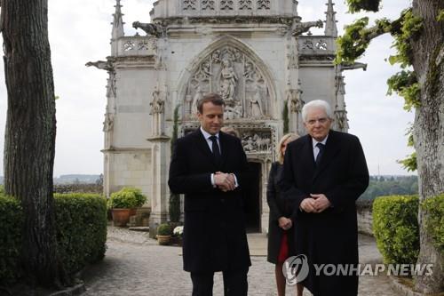 에마뉘엘 마크롱(왼쪽) 프랑스 대통령과 세르지오 마타렐라 이탈리아 대통령이 2일(현지시간) 프랑스 앙부아즈에서 레오나르도 다빈치의 사후 500주년을 추모하는 행사에 나란히 참석했다. [EPA=연합뉴스] 