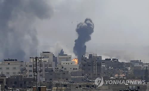 (가자시티 AP=연합뉴스) 4일(현지시간) 이스라엘군의 공습으로 팔레스타인 자치령인 가자지구의 중심도시 가자시티에서 검은 연기가 피어오르고 있다.