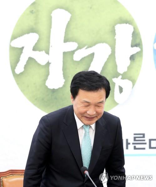 인사하는 손학규 대표 (서울=연합뉴스) 이진욱 기자 = 바른미래당 손학규 대표가 16일 오후 국회 당대표실에서 기자간담회를 마친 뒤 인사하고 있다. 2019.5.16 cityboy@yna.co.kr(끝)