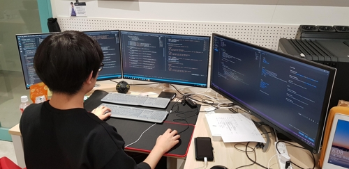 인공지능 기반 잡음 제거 기술을 연구하는 팀원.
