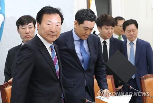 무거운 표정으로 최고위 입장하는 손학규 대표 (서울=연합뉴스) 김주형 기자 = 바른미래당 손학규 대표와 오신환 원내대표 등 최고위원들이 17일 오전 국회에서 열린 최고위원회의에 참석하고 있다. 왼쪽부터 하태경 최고위원, 손학규 대표, 오신환 원내대표, 이준석, 주승용 최고위원. 2019.5.17 kjhpress@yna.co.kr(끝)