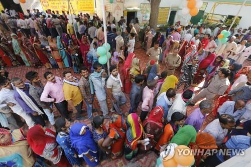5월 19일 인도 우타르프라데시주 바라나시에서 총선 투표를 위해 줄을 선 유권자. [AP=연합뉴스] 