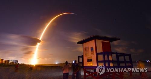 플로리다 코코아비치에서 바라본 팰컨9 로켓 발사