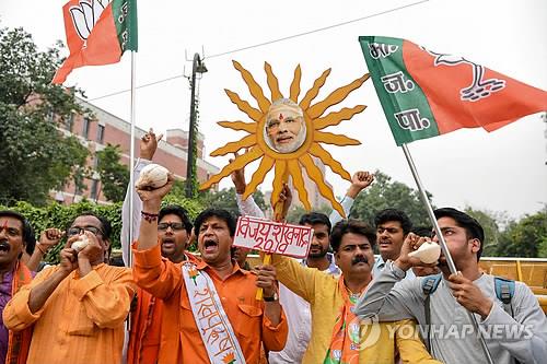 총선 개표 지켜보며 환호하는 인도 여당 지지자들