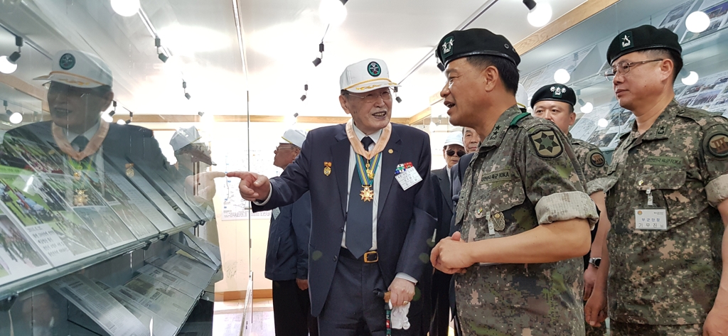 백골병단 역사관 둘러보는 참전용사