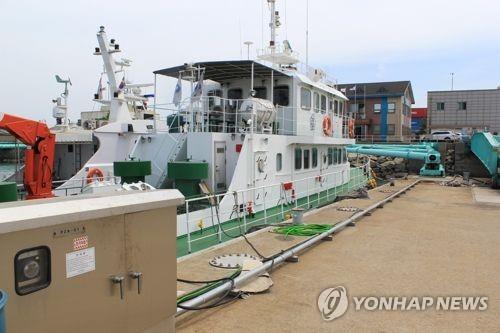 부두에 정박한 선박에 전력을 공급하는 AMP
