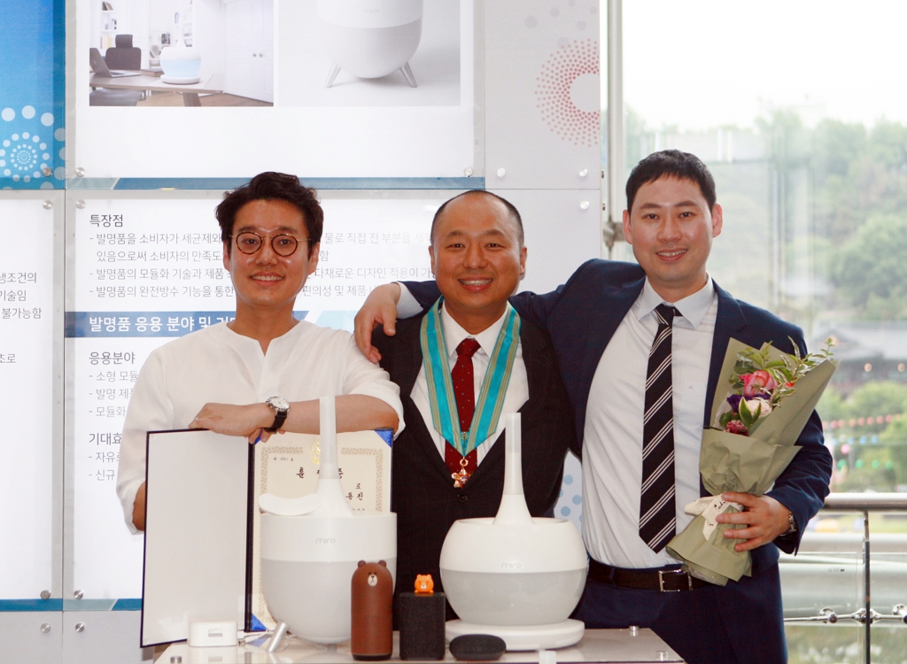 동탑산업훈장 받은 미로 김민석(왼쪽부터)·서동진·오용주 대표