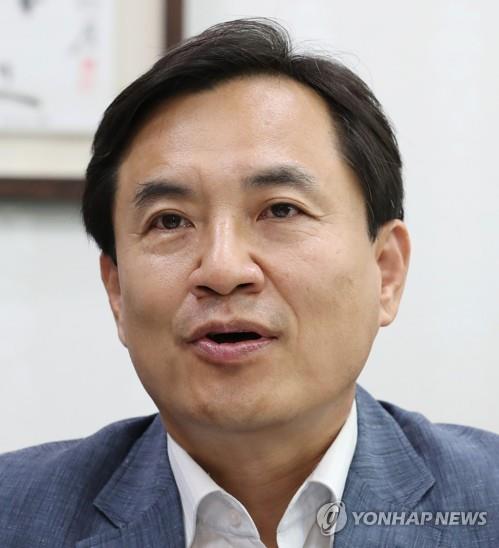 기자회견하는 김진태 (서울=연합뉴스) 김주형 기자 = 자유한국당 김진태 의원이 12일 오전 국회 의원회관에 있는 본인의 사무실에서 정치 현안과 관련한 기자간담회를 열고 있다. 2019.6.12 kjhpress@yna.co.kr(끝)