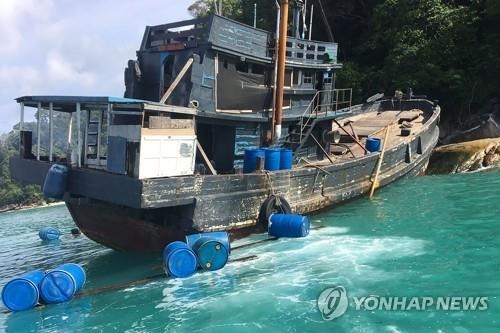태국 해안에 떠밀려온 로힝야족 '보트피플' 난파선