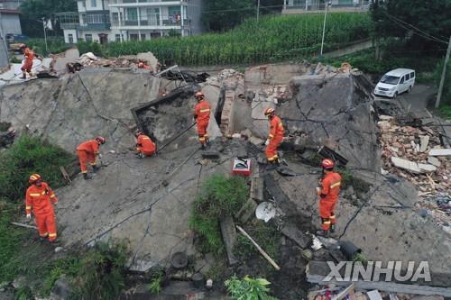 지진으로 붕괴한 건물서 수색 작업 벌이는 구조대