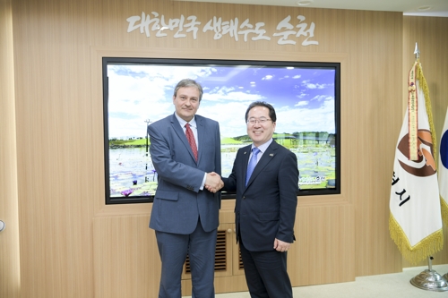 순천시 찾은 다미르 쿠쉔 대사(왼쪽)