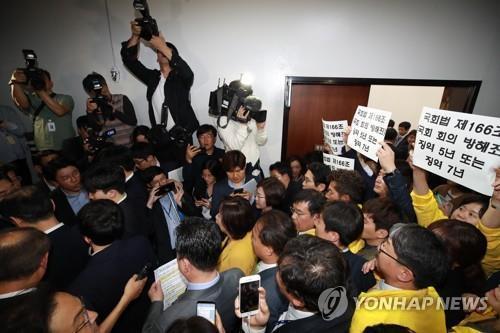 경찰, '채이배 감금' 한국당 의원 4명 내달 4일까지 출석 통보(종합) - 1