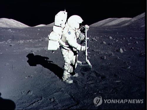 토양 샘플을 채취하는 아폴로 17호 우주인 해리스 슈미트