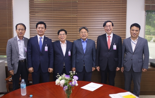 강기정 청와대 정무수석과 면담하는 유두석 장성군수(왼쪽 세 번째)