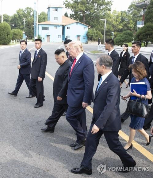 판문점 북측 지역 향하는 남북미 정상