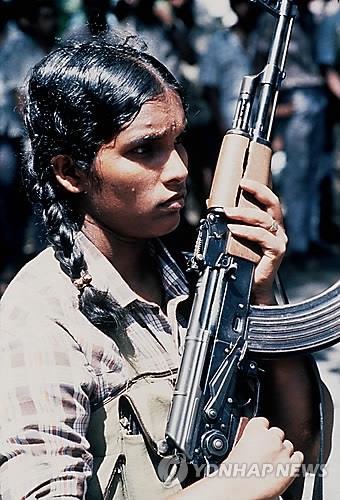 스리랑카 내전에서 AK47 소총을 들고 있는 여성 타밀반군