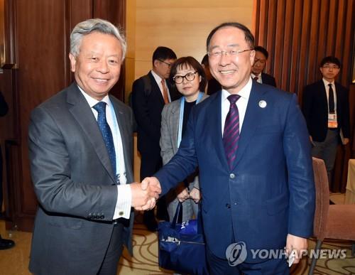 지난 4월 홍남기 부총리와 만나는 진리췬 AIIB 총재