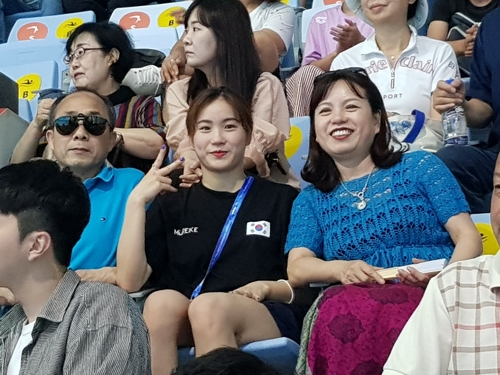 관객석에서 경기를 지켜보는 권하림(가운데)과 권순성(왼쪽) 씨