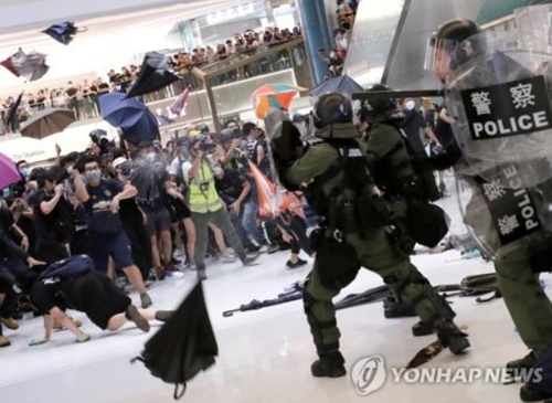 14일 송환법안 반대 시위에서 경찰과 충돌하는 시위대