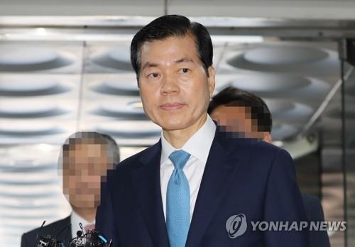 영장실질심사 출석하는 삼성바이오 김태한 대표 (서울=연합뉴스) 신준희 기자 = 4조5천억원대 분식회계를 주도한 혐의를 받는 김태한 삼성바이오로직스 대표이사가 19일 서초동 서울중앙지법에서 열리는 구속 전 피의자 심문(영장실질심사)에 출석하고 있다. 2019.7.19 hama@yna.co.kr