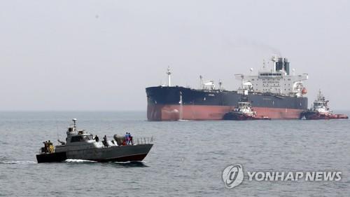 걸프해역을 항해하는 유조선을 감시하는 이란 혁명수비대 무장쾌속정