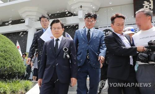 물 세례받는 자유한국당 황교안 대표 (서울=연합뉴스) 안정원 기자 = 황교안 자유한국당 대표가 19일 서울 동작구 국립서울현충원 현충관에서 열린 이승만 대통령 서거54주기 추모식이 끝난 뒤 박근혜 전 대통령 지지자들로부터 항의와 함께 물세례를 받고 있다. jeong@yna.co.kr(끝)