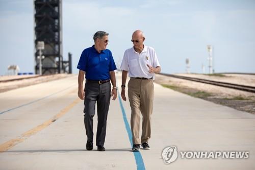 아폴로 11호 발사현장을 찾은 콜린스(오른쪽)